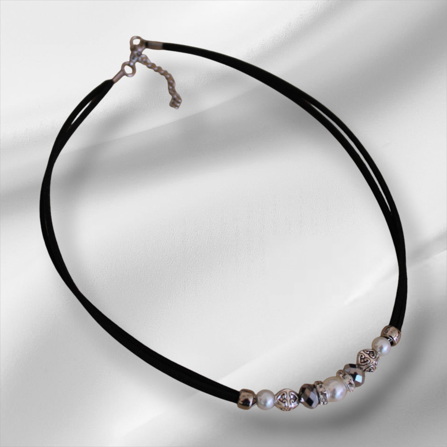 Siyah Süet İpli Klips Kapamalı Kadın Kolye | Metal ve Cam Boncuklu Şık Tasarım