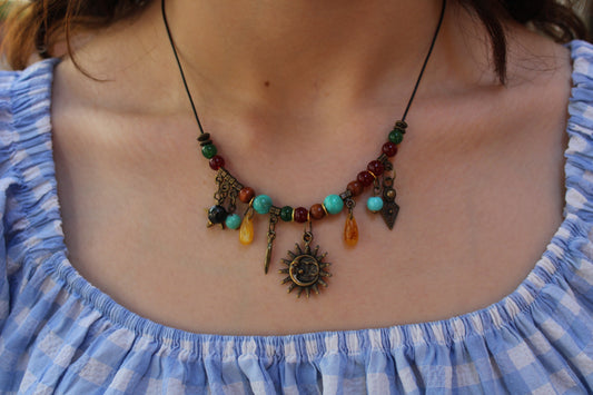 Güneş ve ay figürlü mistik sembollü cam boncuklu el yapımı kolye