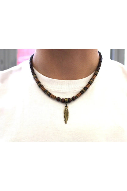 Ahşap ve Metal Boncuklu Erkek Kolye – Tüy Figürlü Şık Tasarım