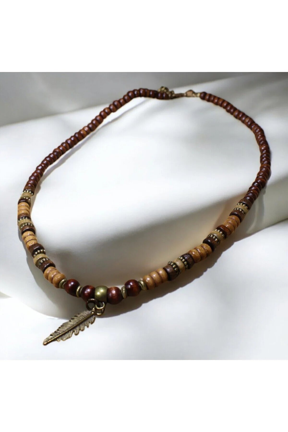 Ahşap ve metal boncuklu tüy figürlü erkek kolye