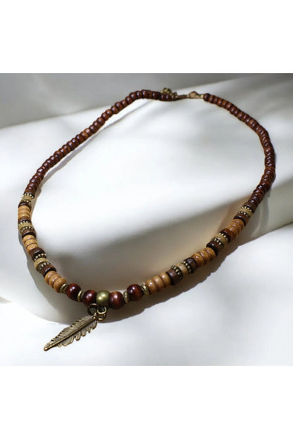 Ahşap ve metal boncuklu tüy figürlü erkek kolye