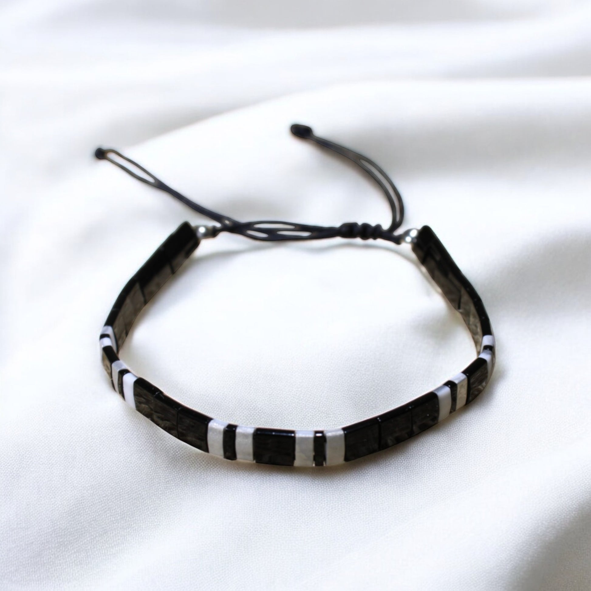 Siyah ağırlıklı beyaz tila boncuk el yapımı ayarlanabilir unisex bileklik