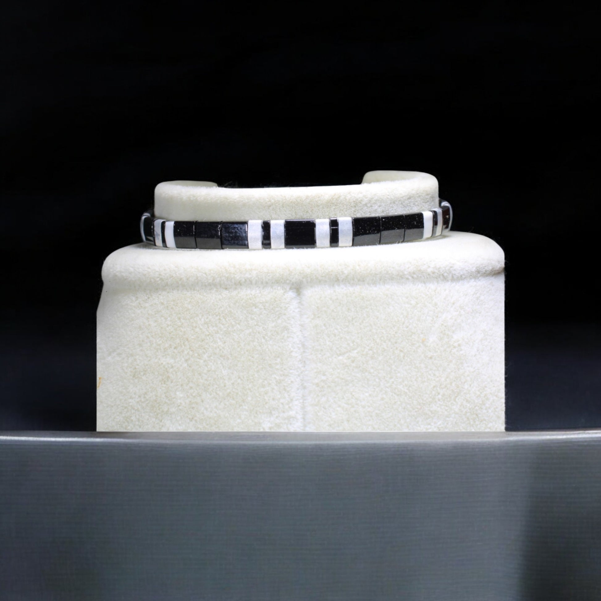 Siyah ağırlıklı beyaz tila boncuk el yapımı ayarlanabilir unisex bileklik