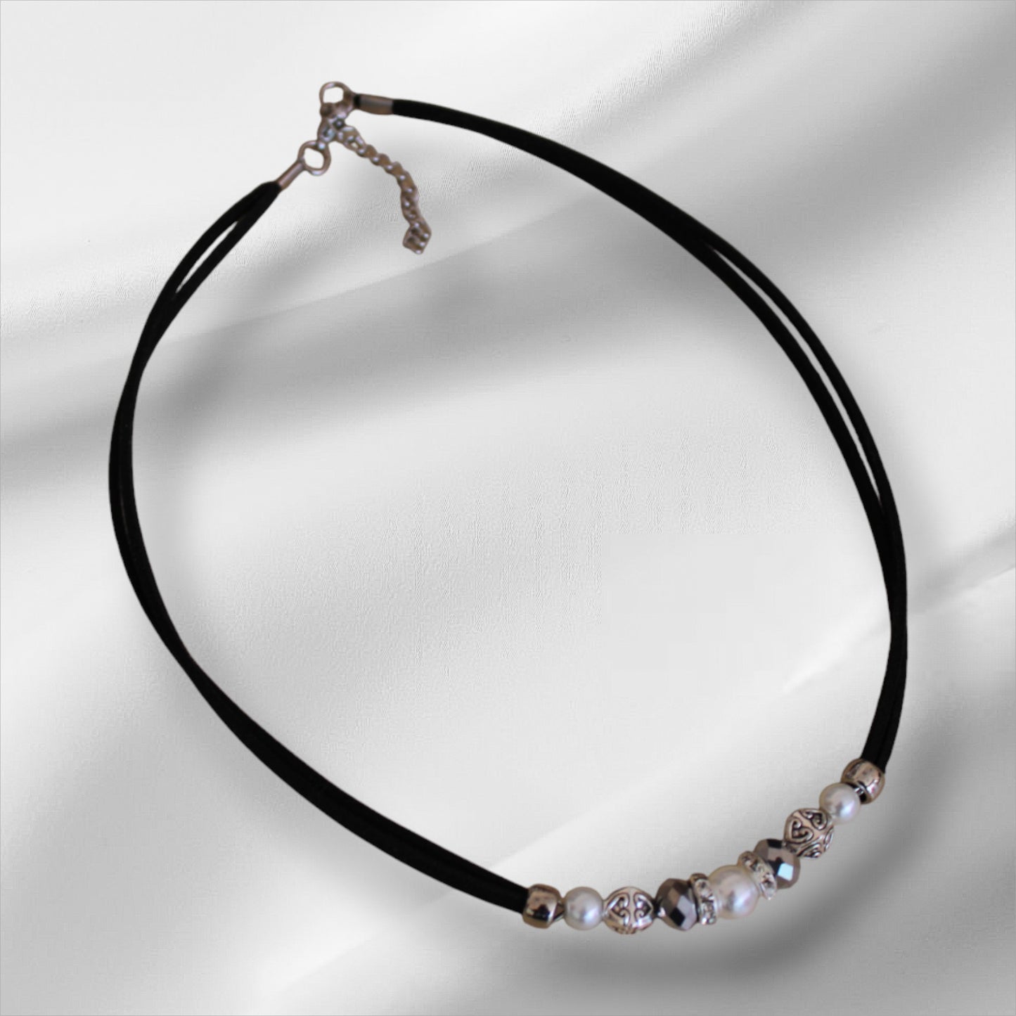 Siyah süet ipli klips kapamalı metal ve cam boncuklu kadın kolye