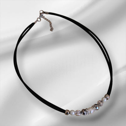Siyah süet ipli klips kapamalı metal ve cam boncuklu kadın kolye