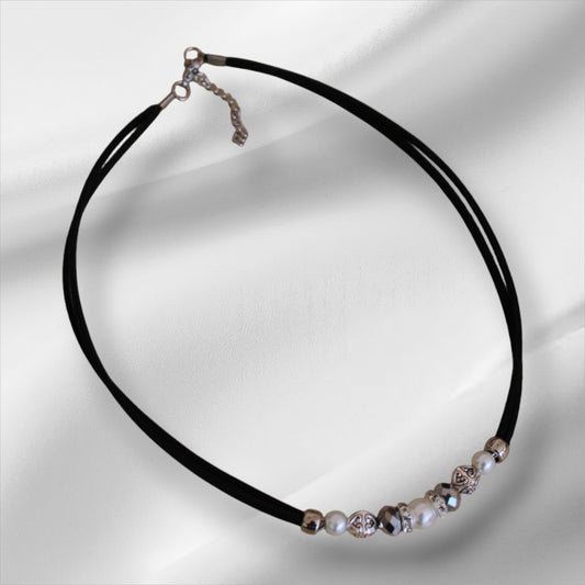 Siyah süet ipli klips kapamalı metal ve cam boncuklu kadın kolye