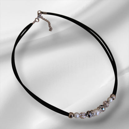 Siyah Süet İpli Klips Kapamalı Kadın Kolye | Metal ve Cam Boncuklu Şık Tasarım