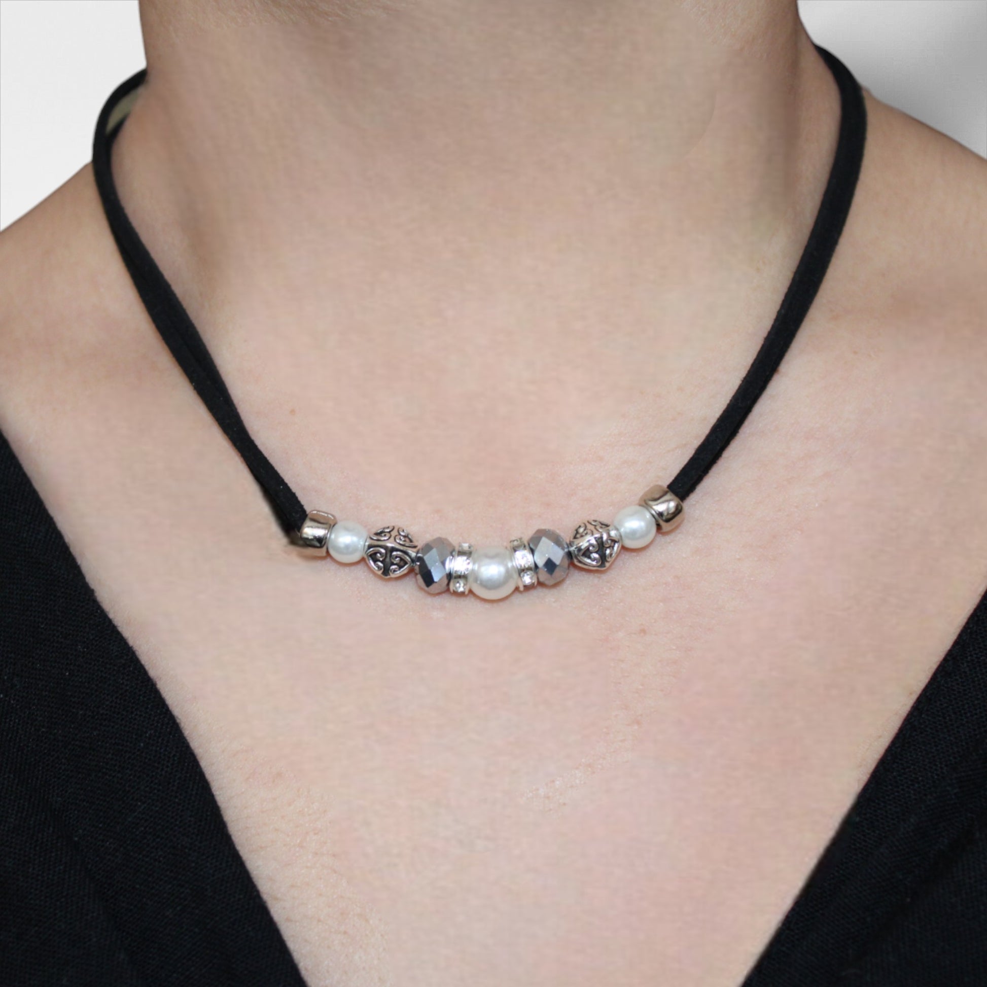 Siyah süet ipli klips kapamalı metal ve cam boncuklu kadın kolye