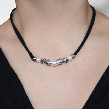 Siyah süet ipli klips kapamalı metal ve cam boncuklu kadın kolye