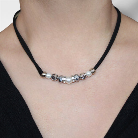 Siyah süet ipli klips kapamalı metal ve cam boncuklu kadın kolye