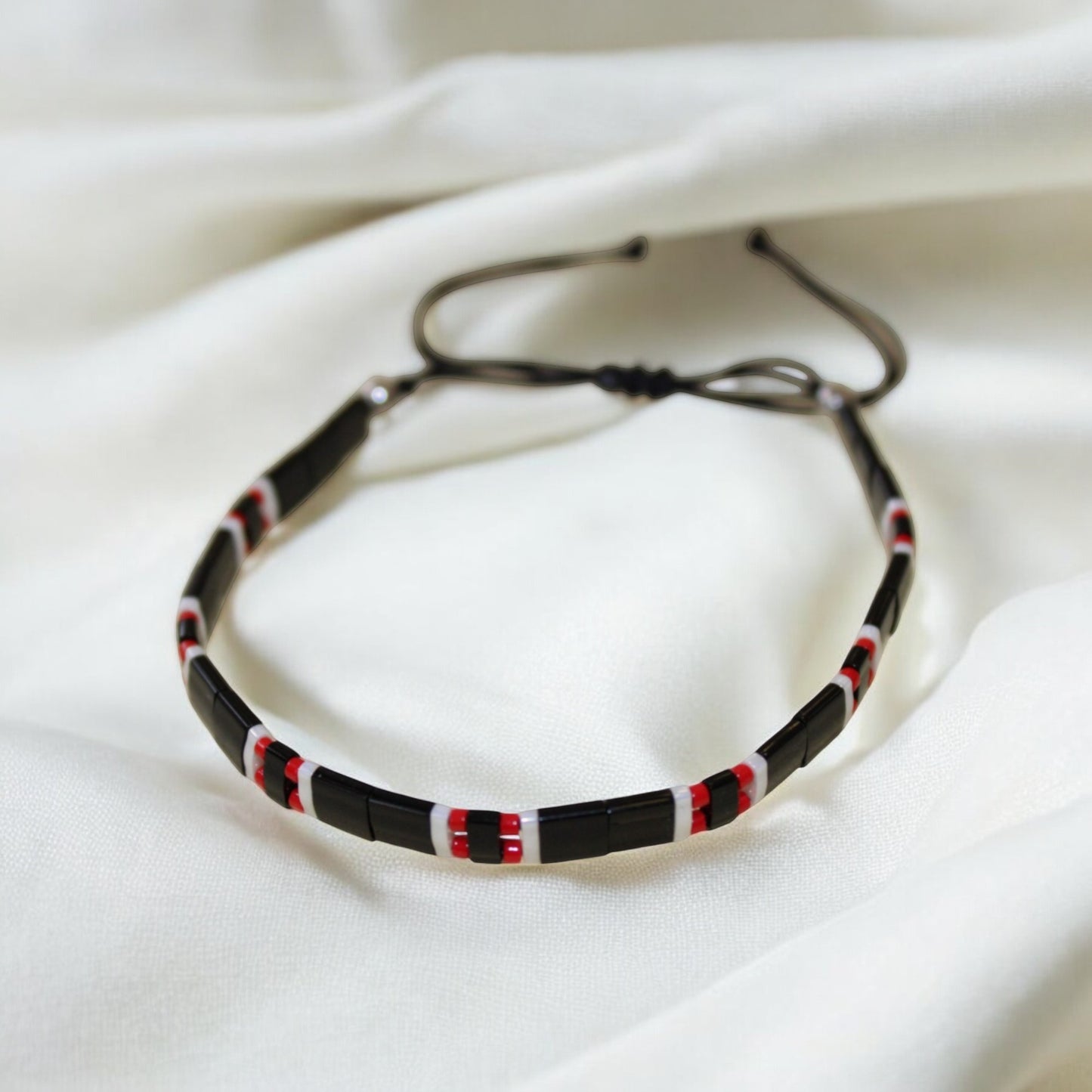 Tila Boncuk Zarif ve Renkli Bileklik Serisi | Kırmızı Miyuki Siyah Beyaz El Yapımı Model