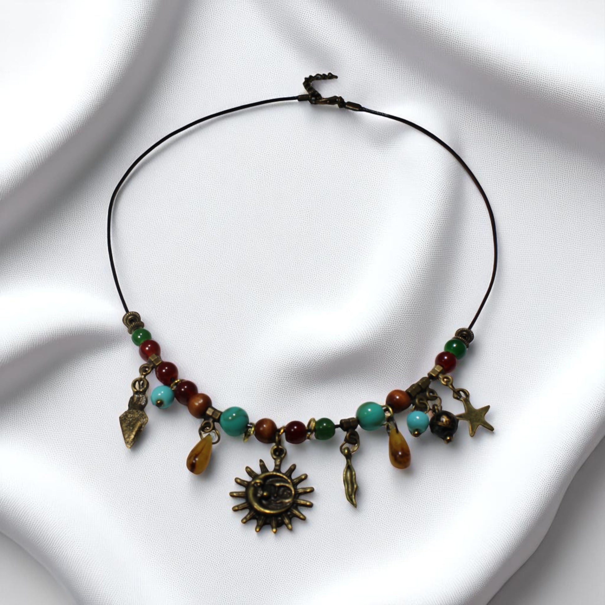 Güneş ve ay figürlü mistik sembollü cam boncuklu el yapımı kolye