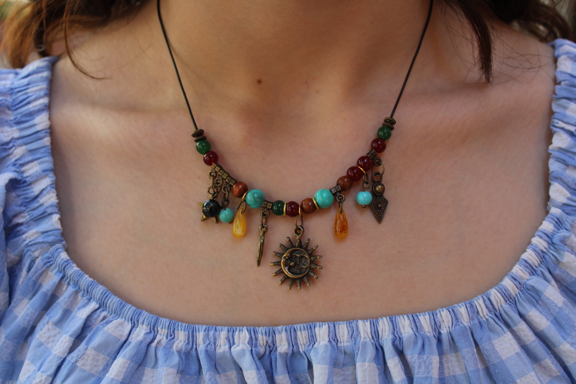 Güneş ve ay figürlü mistik sembollü cam boncuklu el yapımı kolye