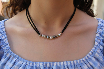 Siyah Süet İpli Klips Kapamalı Kadın Kolye | Metal ve Cam Boncuklu Şık Tasarım