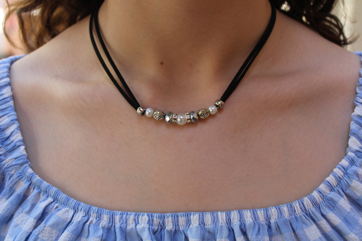 Siyah Süet İpli Klips Kapamalı Kadın Kolye | Metal ve Cam Boncuklu Şık Tasarım