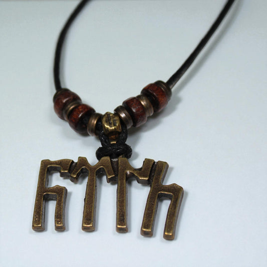 El yapımı kolye, Göktürk alfabesi ile yazılmış "Türk" sözcüğü, zamak metal objeli ve ahşap boncuklu