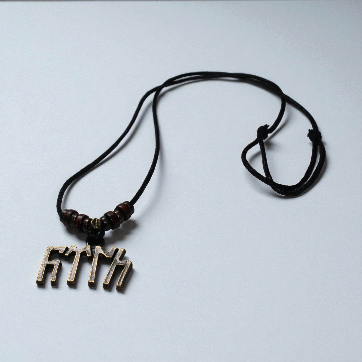 Ayarlanabilir Göktürk Alfabeli Kolye – El Yapımı & Ahşap Boncuklu