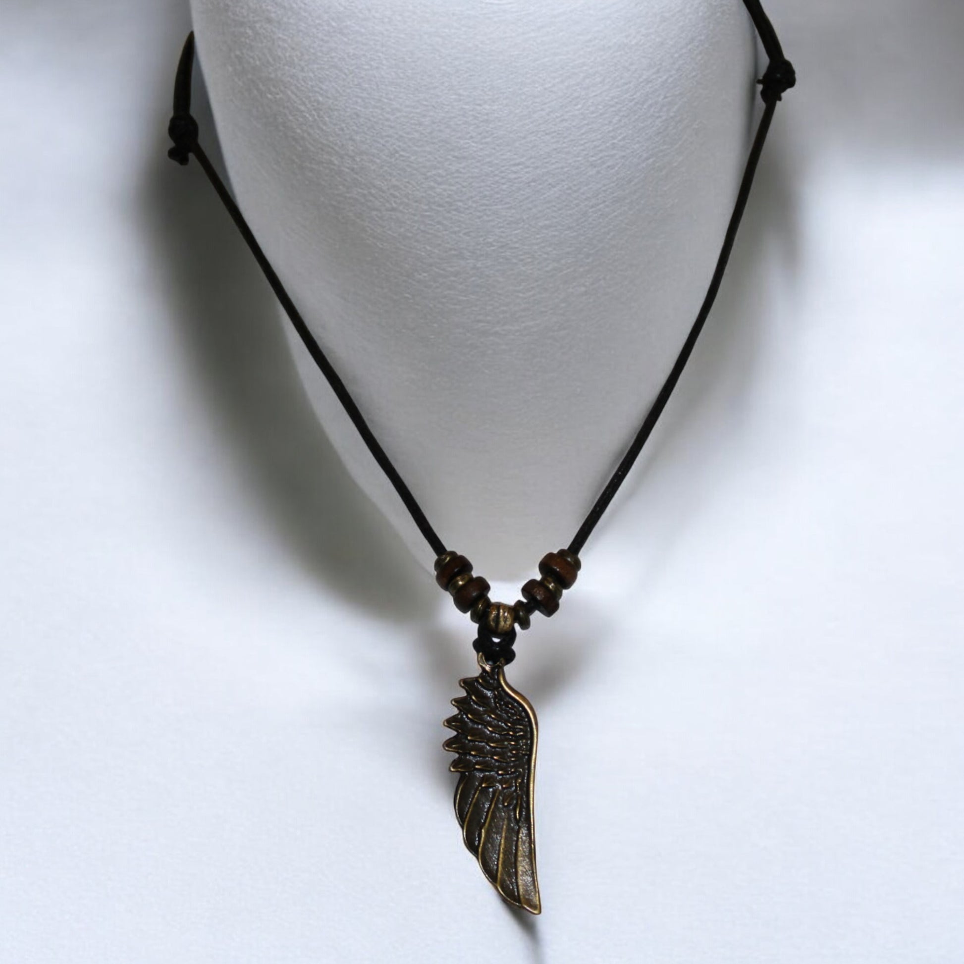 El yapımı kolye, metal kanat obje, ayarlanabilir pamuk ip ve ahşap boncuklu