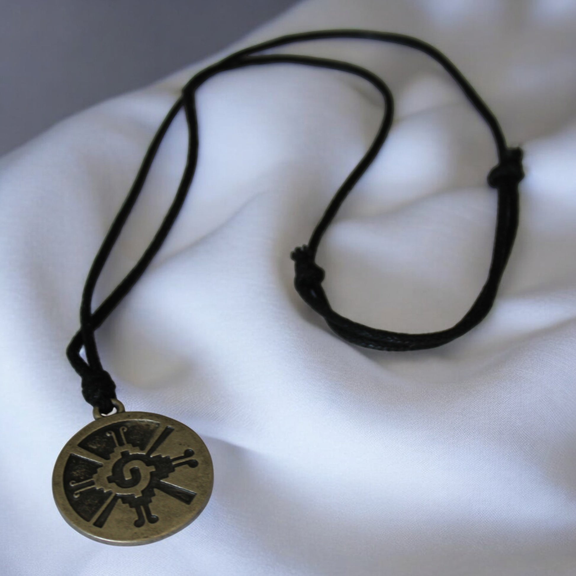 Hunab Ku sembollü antik gümüş renk zamak siyah ipli el yapımı kolye