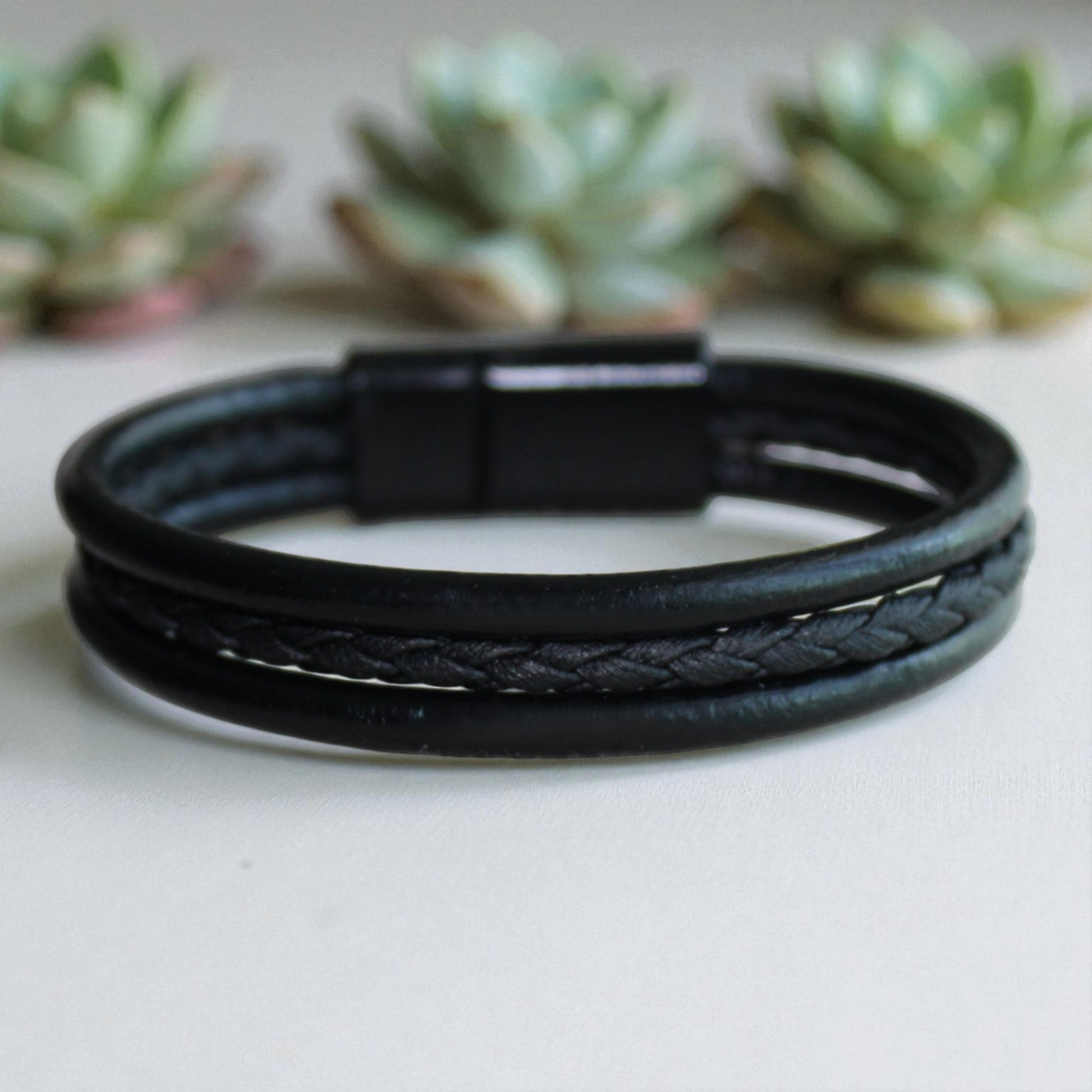 Siyah erkek hakiki deri ve örgü ip detaylı mıknatıs kapamalı bileklik