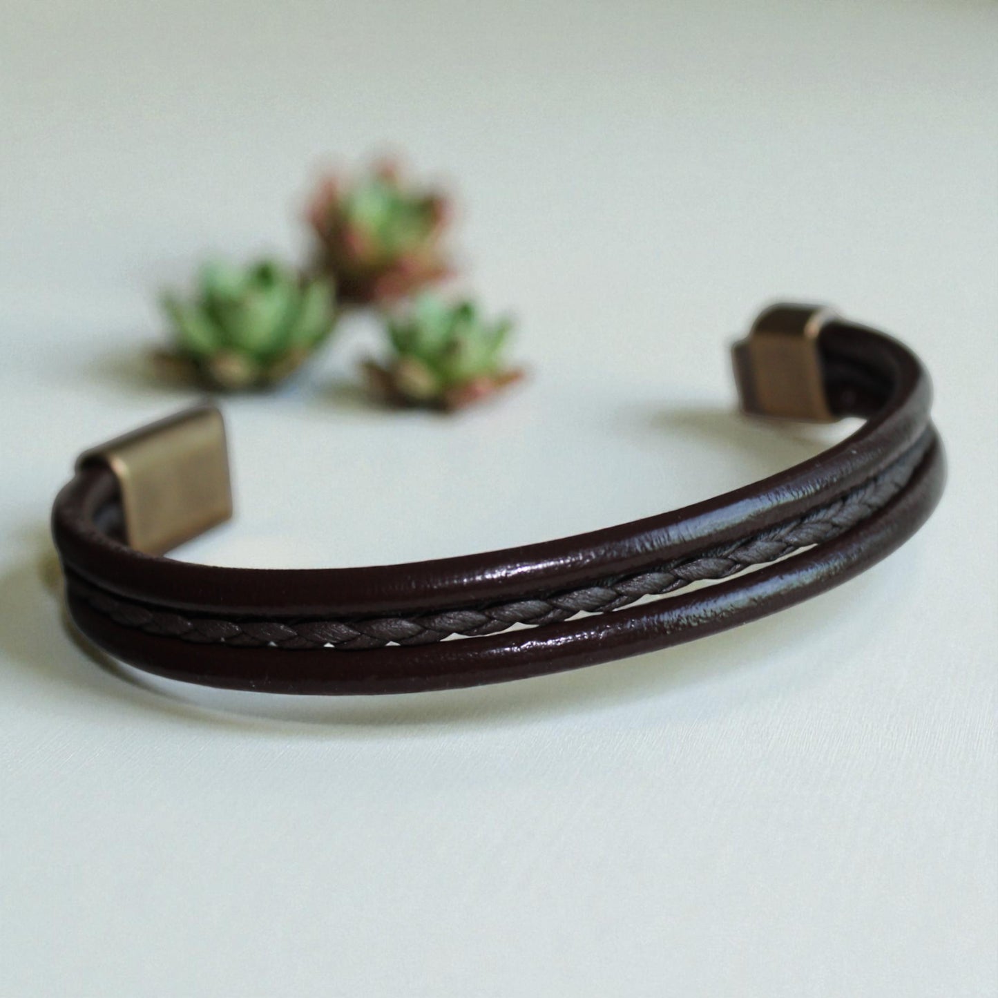 Kahverengi erkek hakiki deri ve örgü ip detaylı mıknatıs kapamalı bileklik