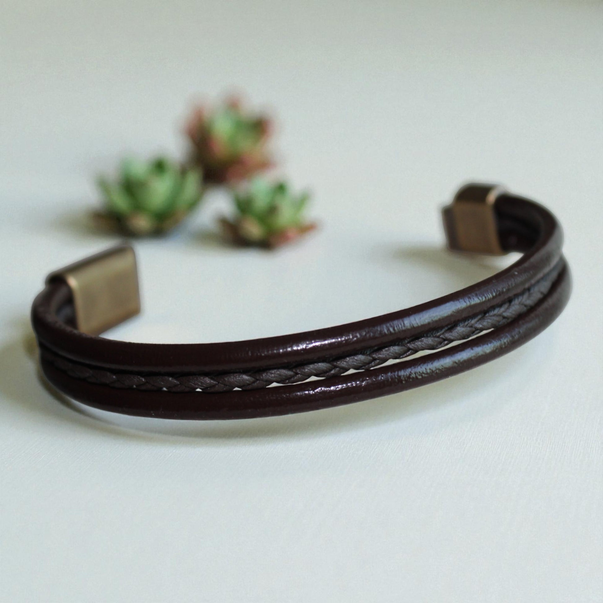 Kahverengi erkek hakiki deri ve örgü ip detaylı mıknatıs kapamalı bileklik