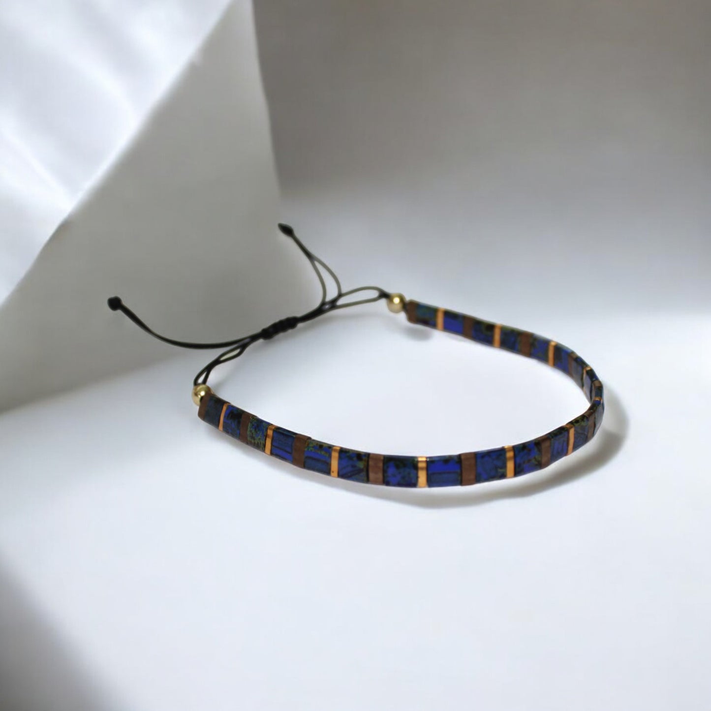 El Yapımı Tila Boncuk Bileklik – Lacivert Altın Antik Sarı – Ayarlanabilir Unisex Tasarım