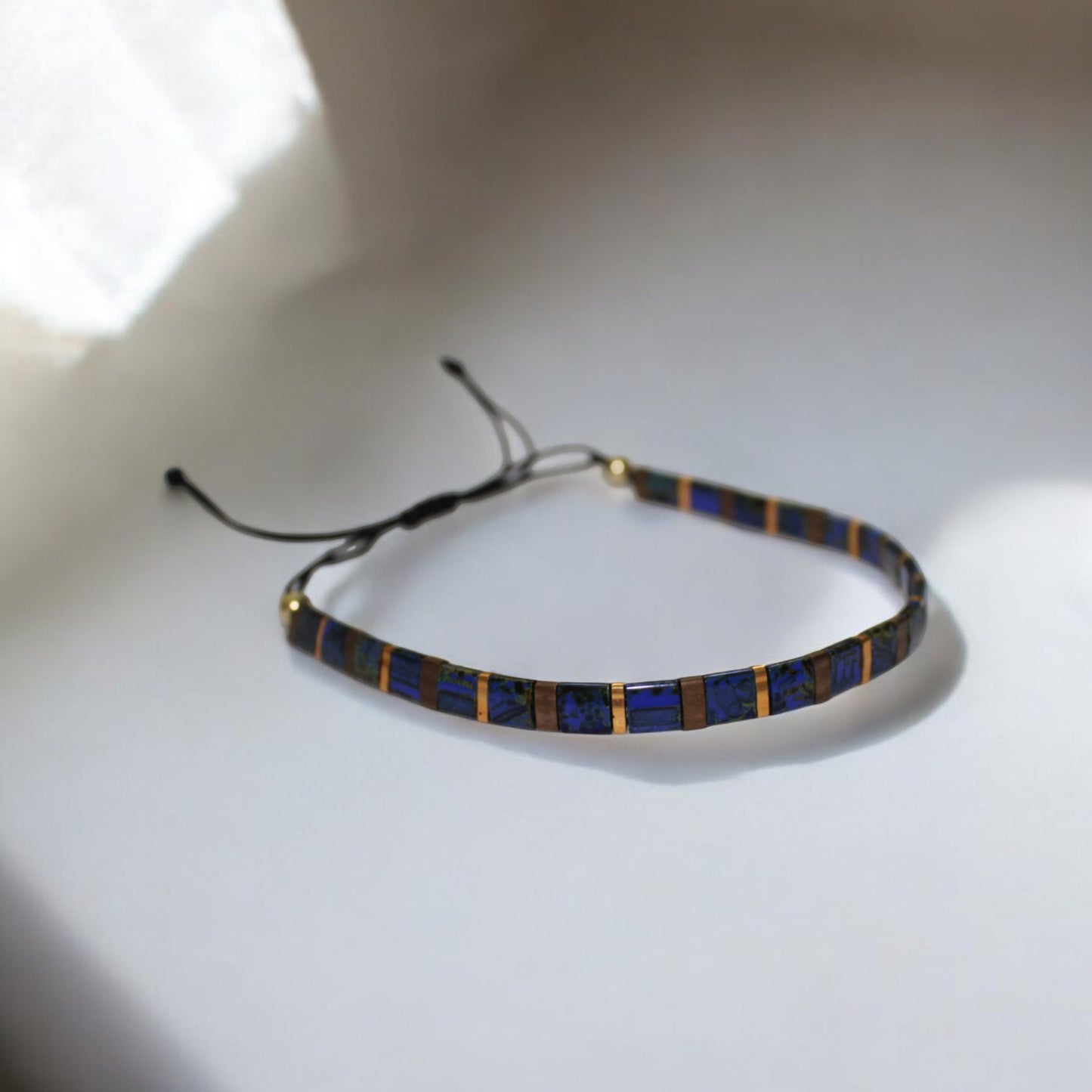 El Yapımı Tila Boncuk Bileklik – Lacivert Altın Antik Sarı – Ayarlanabilir Unisex Tasarım