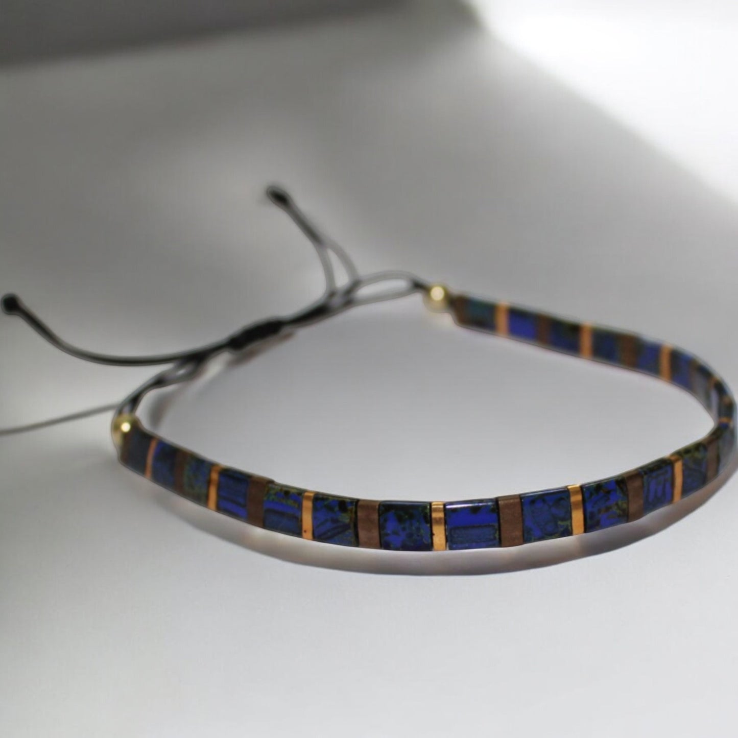 El Yapımı Tila Boncuk Bileklik – Lacivert Altın Antik Sarı – Ayarlanabilir Unisex Tasarım