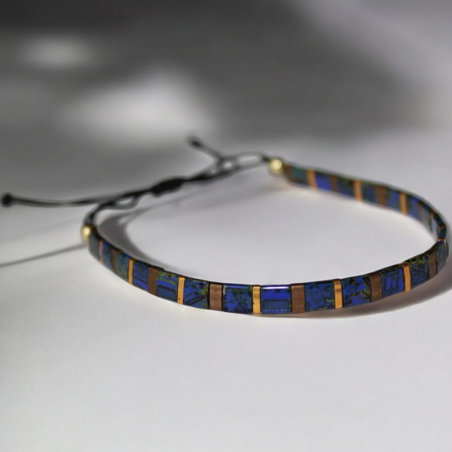 El Yapımı Tila Boncuk Bileklik – Lacivert Altın Antik Sarı – Ayarlanabilir Unisex Tasarım
