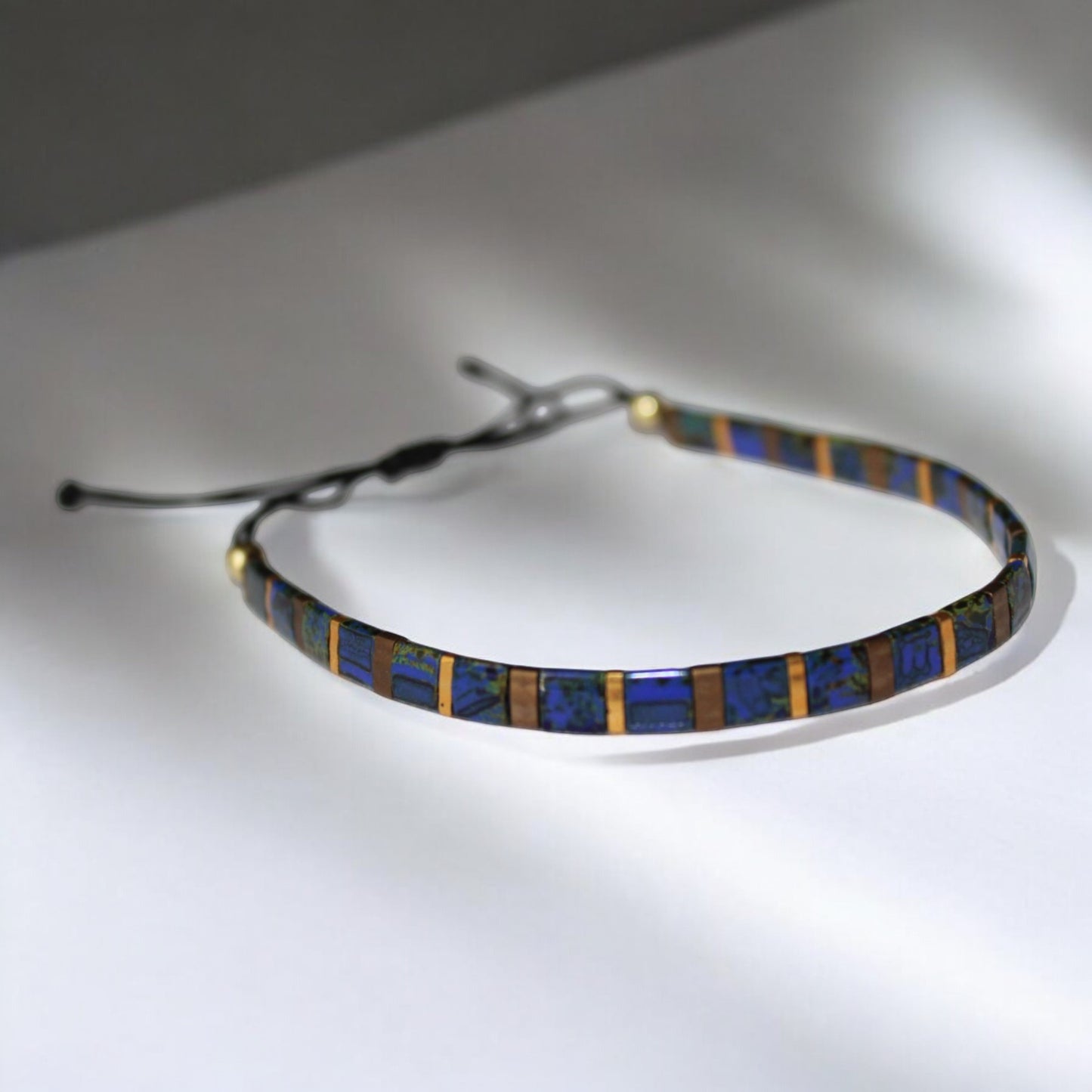 El Yapımı Tila Boncuk Bileklik – Lacivert Altın Antik Sarı – Ayarlanabilir Unisex Tasarım