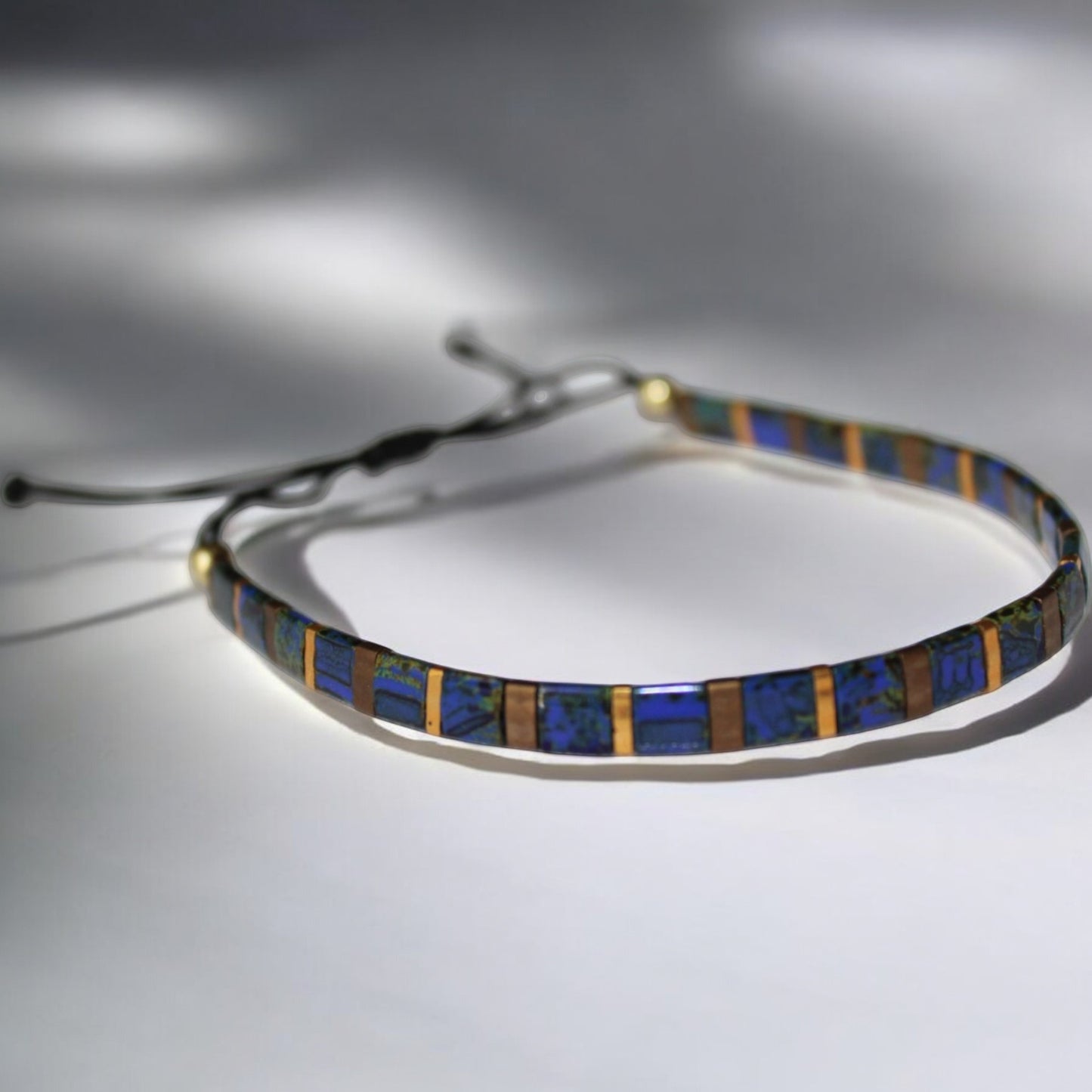 El Yapımı Tila Boncuk Bileklik – Lacivert Altın Antik Sarı – Ayarlanabilir Unisex Tasarım