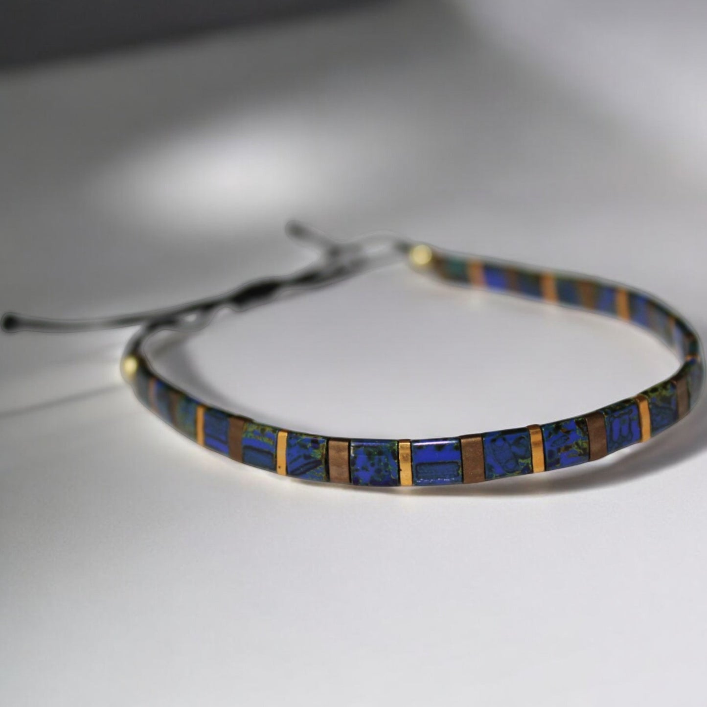 El Yapımı Tila Boncuk Bileklik – Lacivert Altın Antik Sarı – Ayarlanabilir Unisex Tasarım