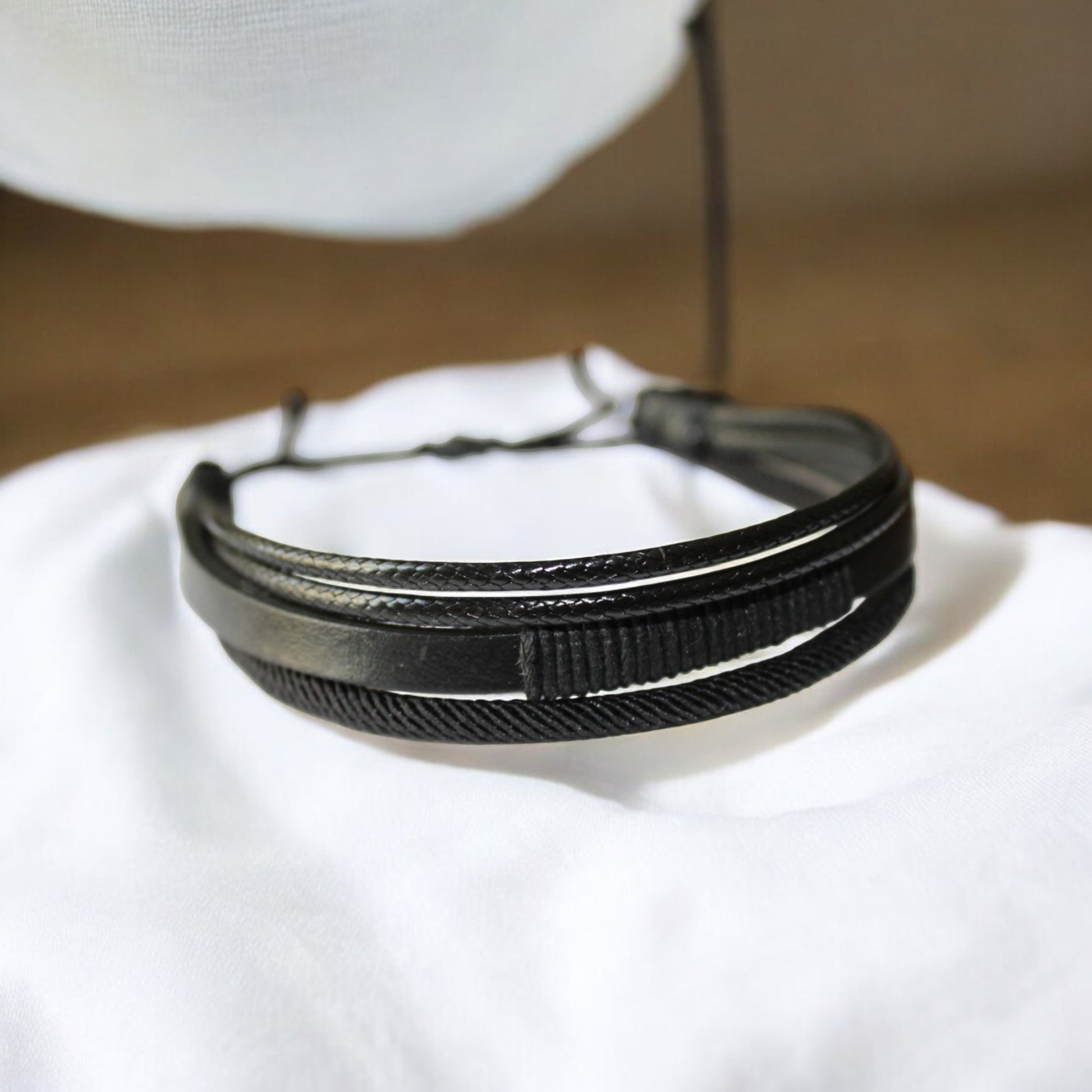 Erkek siyah deri bileklik ip sargılı ayarlanabilir asansör kapamalı