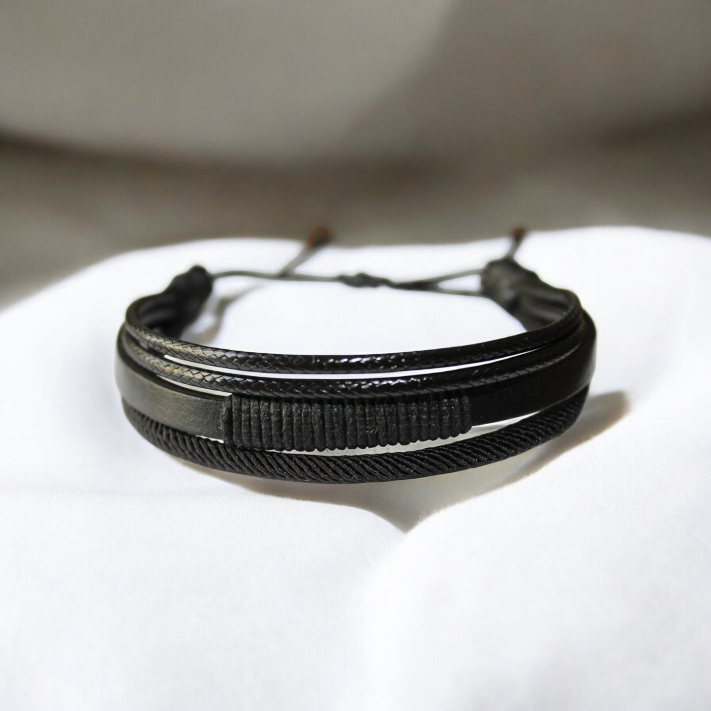 Erkek Siyah Deri Bileklik | İp Sargılı Ayarlanabilir Asansör Kapama