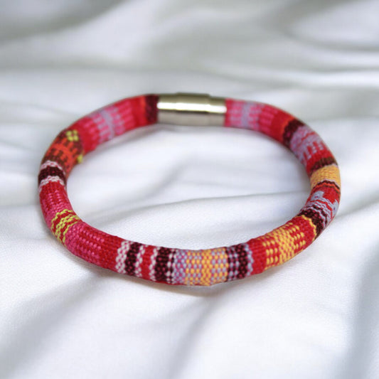 Pembe Kilim Dokuma Mıknatıslı Unisex Bileklik – El Yapımı & 4 Beden Seçenekli