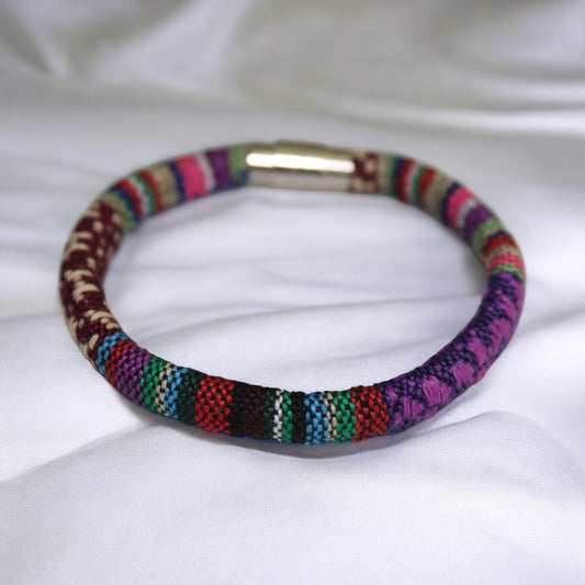 Mor tonlu desenli el yapımı bileklikMor Desenli Manyetik Kapamalı El Yapımı Bileklik – Unisex Tasarım, mıknatıs kapamalı, unisex model