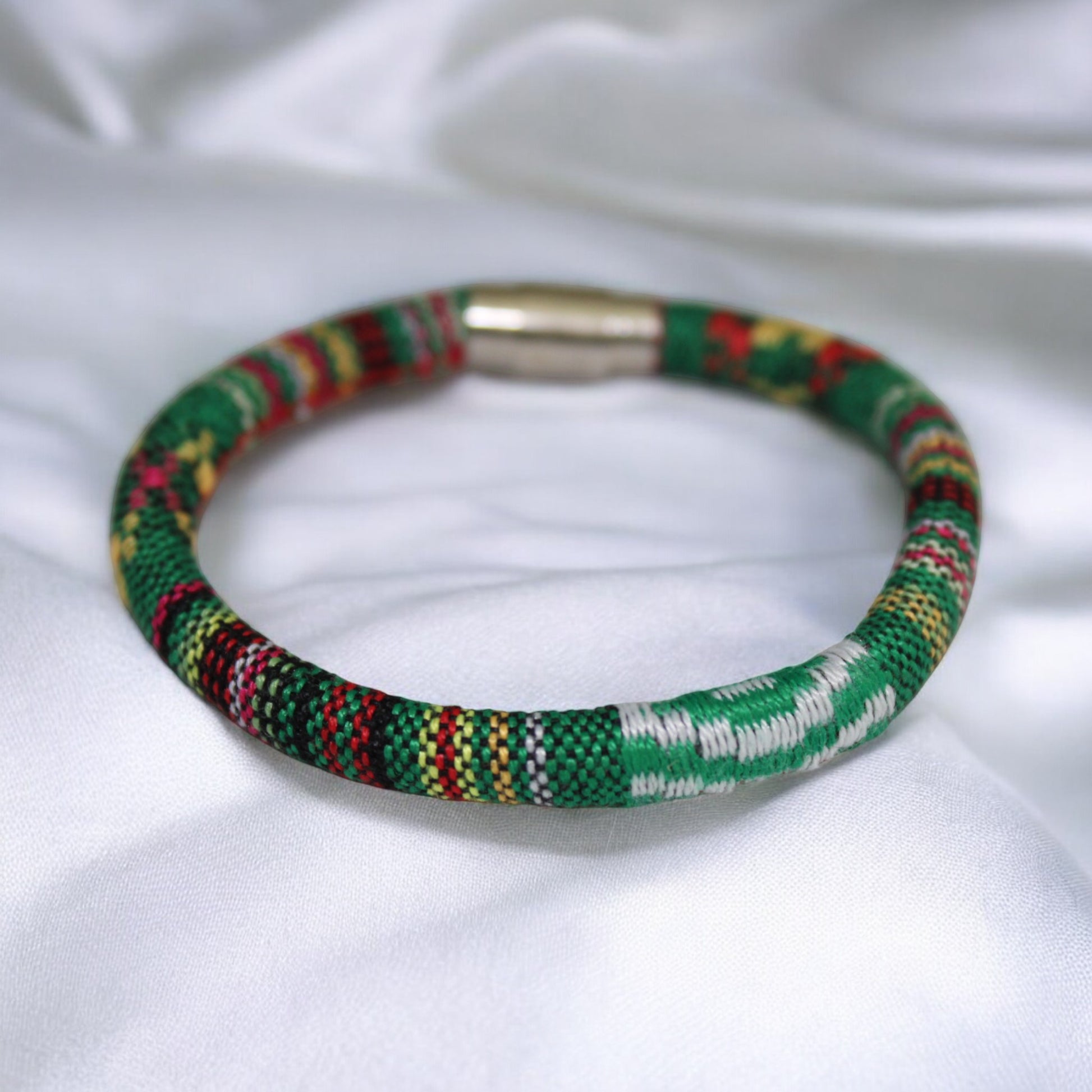 Yeşil kilim motifli dokuma bileklik, mıknatıs kapamalı unisex model.
