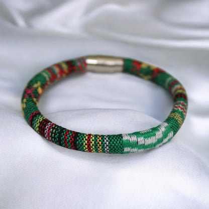 Yeşil kilim motifli dokuma bileklik, mıknatıs kapamalı unisex model.