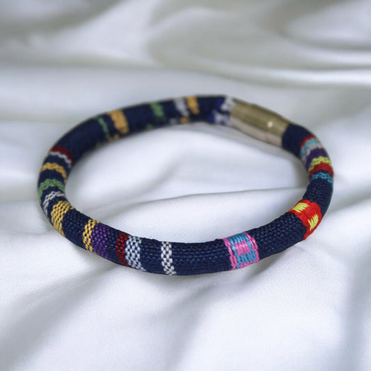 Lacivert Kilim Desenli Manyetik Kapamalı El Yapımı Bileklik – Unisex