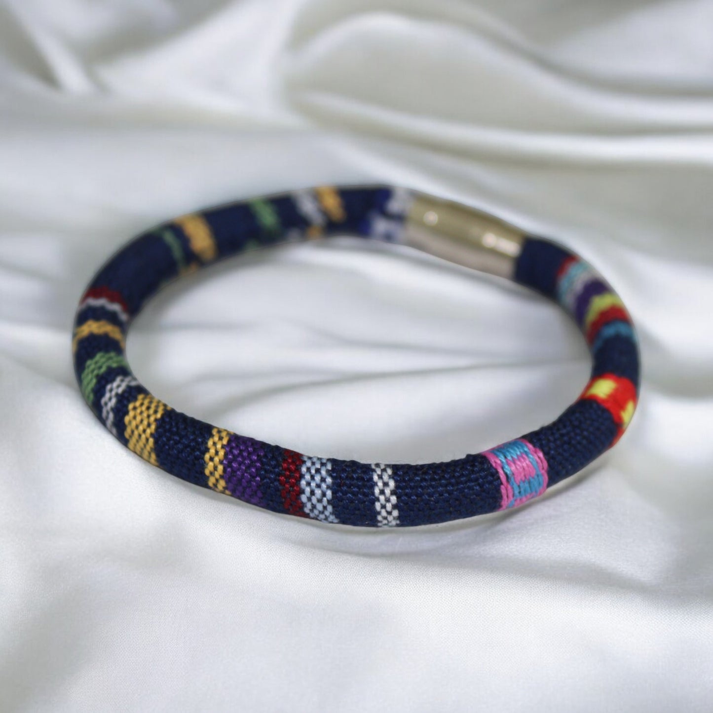 Lacivert Kilim Desenli Manyetik Kapamalı El Yapımı Bileklik – Unisex