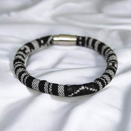 Siyah kilim desenli dokuma el yapımı bileklik, manyetik kapamalı