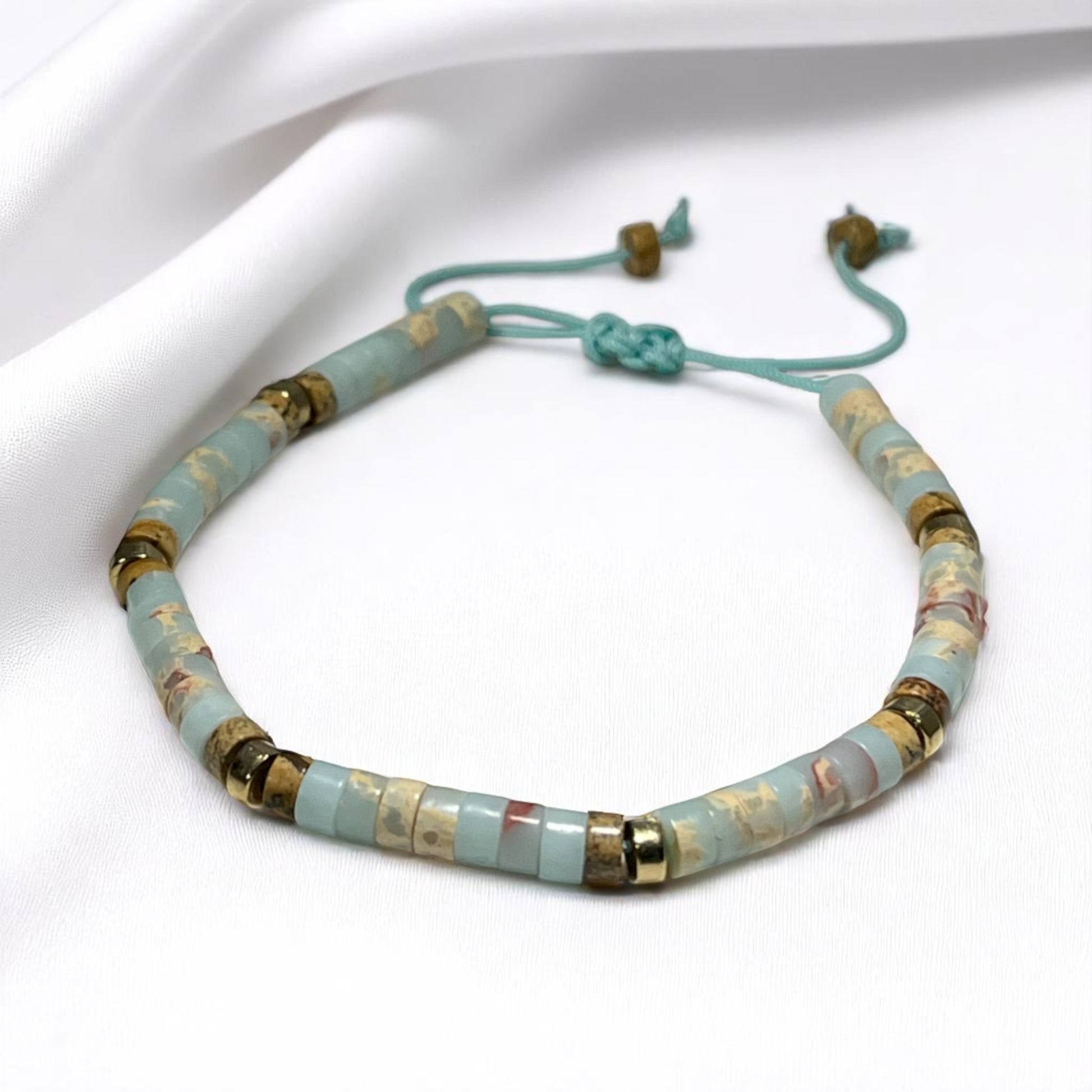 Agalmatolite taşlı el yapımı bileklik, doğal soft tonlarda, metal detaylı ve ayarlanabilir kapamalı