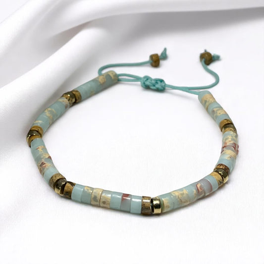 Agalmatolite taşlı el yapımı bileklik, doğal soft tonlarda, metal detaylı ve ayarlanabilir kapamalı
